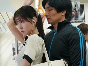 Chúng ta hãy thương lượng giá trước nhé. Con mèo này trông khá dữ tợn và tiếng hét của nó cũng rất hay.