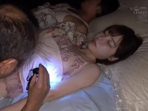 Cô giáo xinh đẹp của võ đài mặc đồ lót gợi cảm và chơi đùa với chiếc nhẫn để uốn cong B và xoa bóp sữa cám dỗ